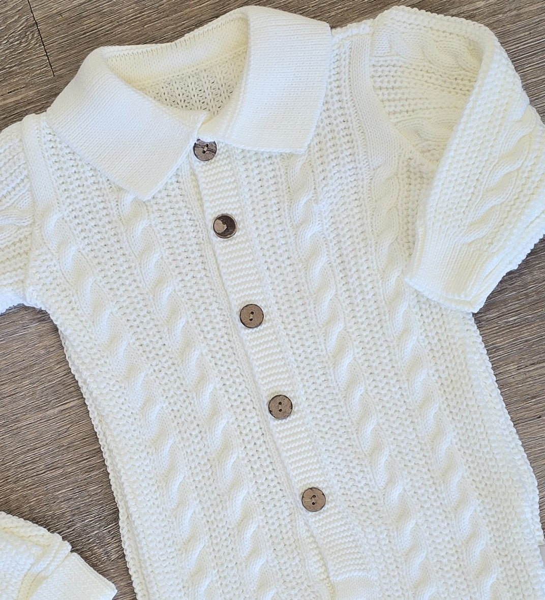 Détail de la combinaison bébé en maille 100 % laine taille 0-3 mois