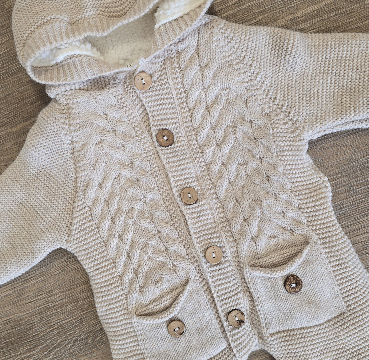 Détail capuche de la combinaison bébé marron 100 % laine