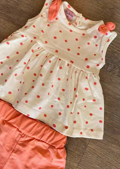 Débardeur blanc à pois corail et short volanté assorti bébé fille