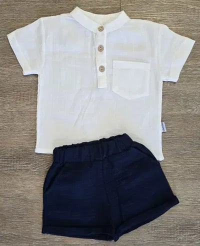 Détail ensemble bébé garçon col mao avec short beige en gaze de coton