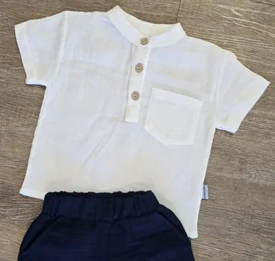 Détail ensemble bébé garçon avec short marine et haut blanc