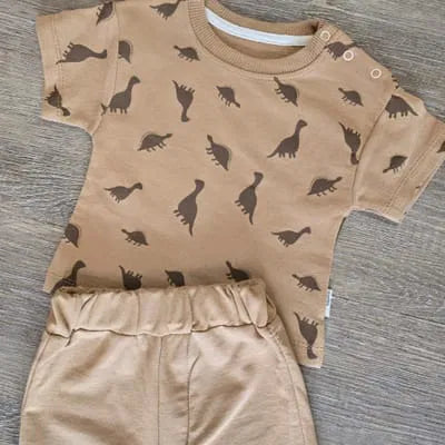 Détails ensemble bébé garçon imprimé dinosaures et short assorti