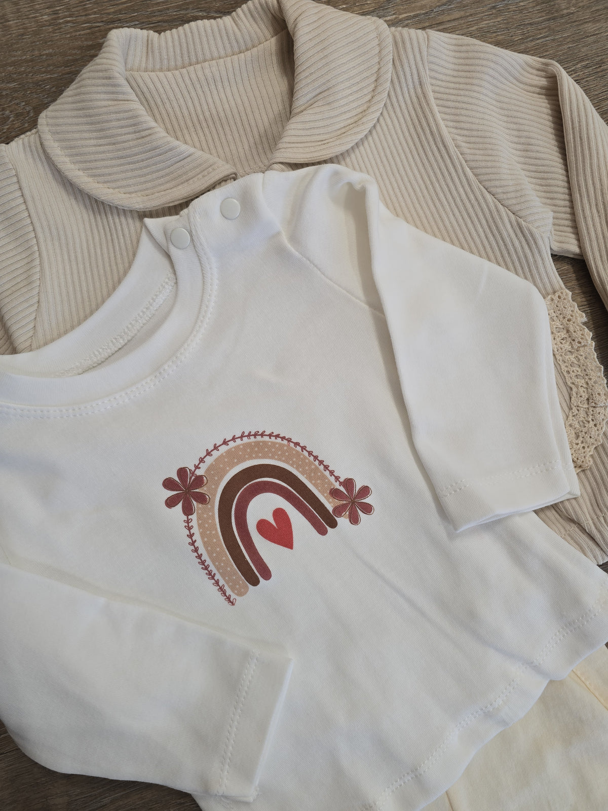 Ensemble bébé fille crème 3 pièces avec détails arc-en-ciel