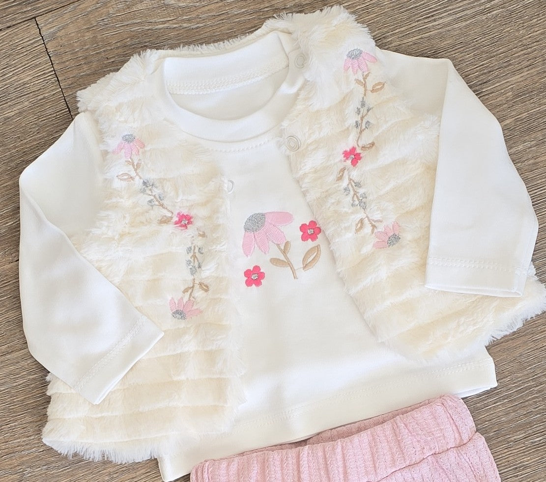 Détail de l’ensemble bébé fille 3 pièces avec tee-shirt et pantalon en coton