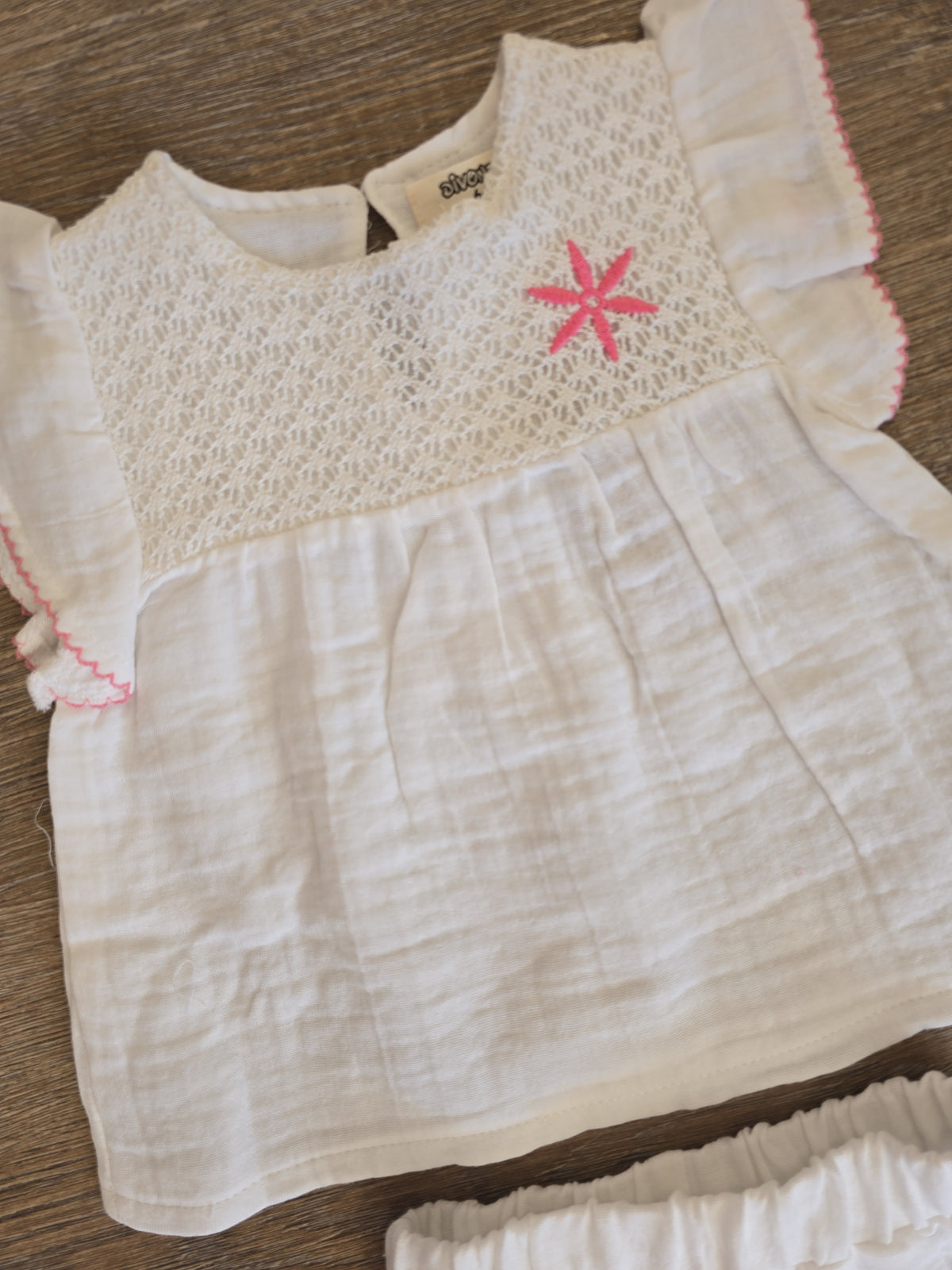 Détail ensemble bébé fille blanc 100 % gaze de coton