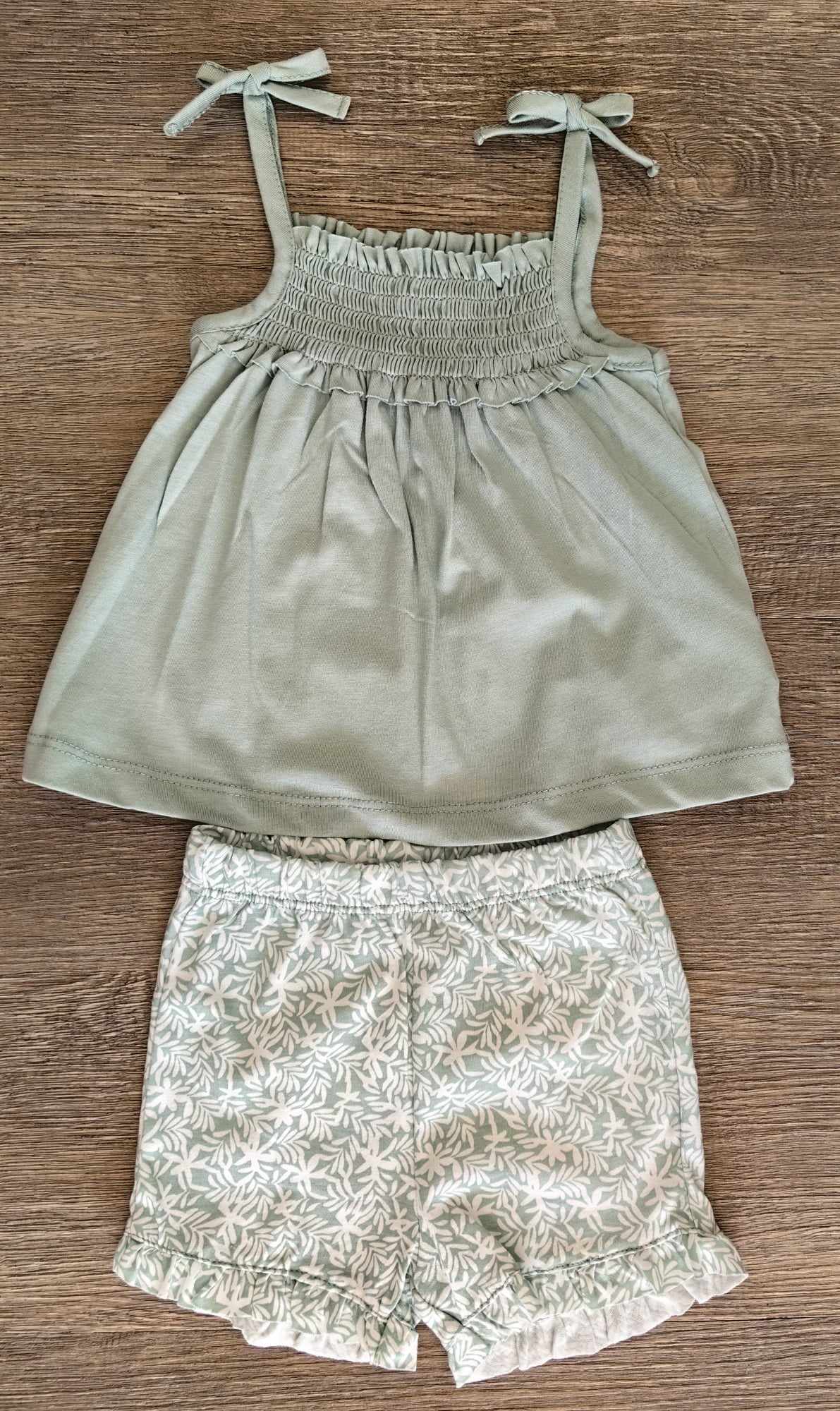 Détail ensemble bébé fille haut à bretelles et short
