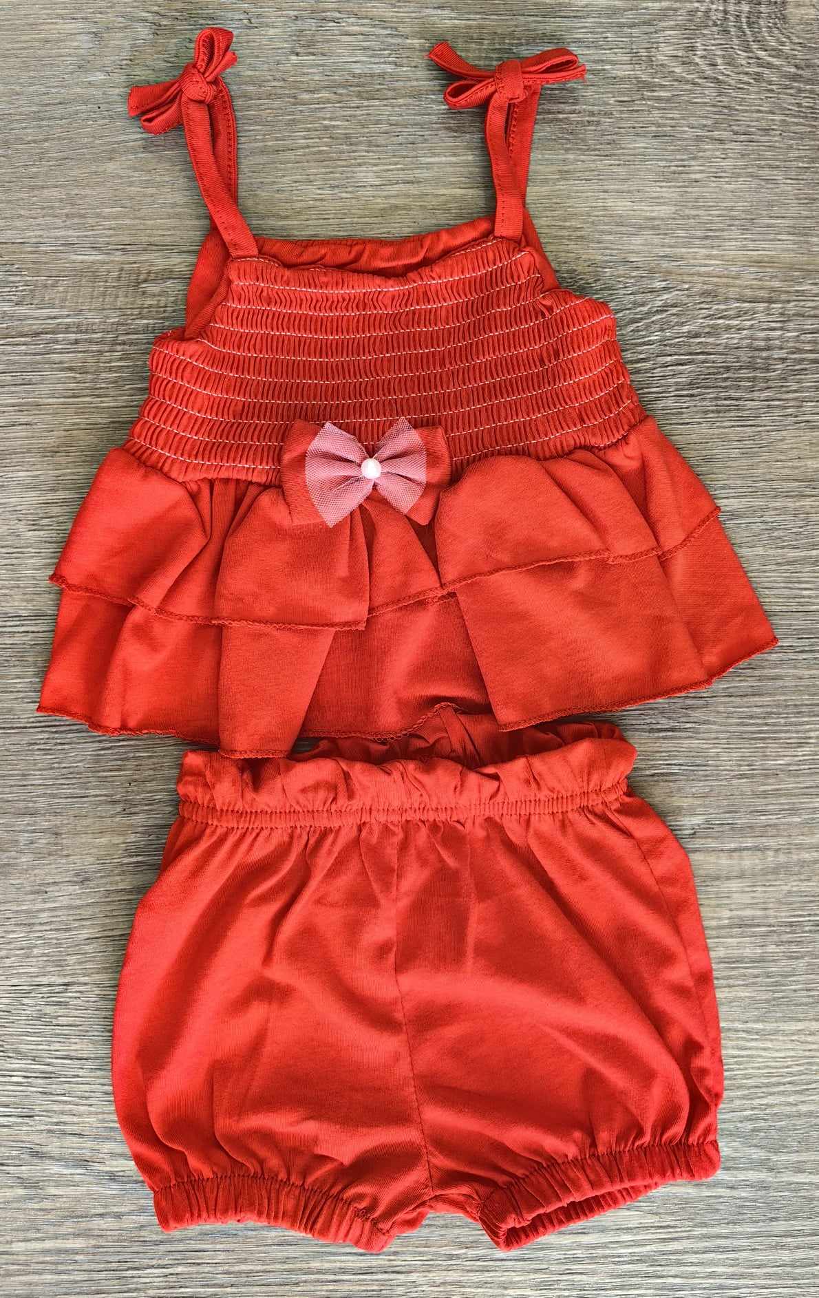 Détail ensemble bébé fille haut à bretelles et short