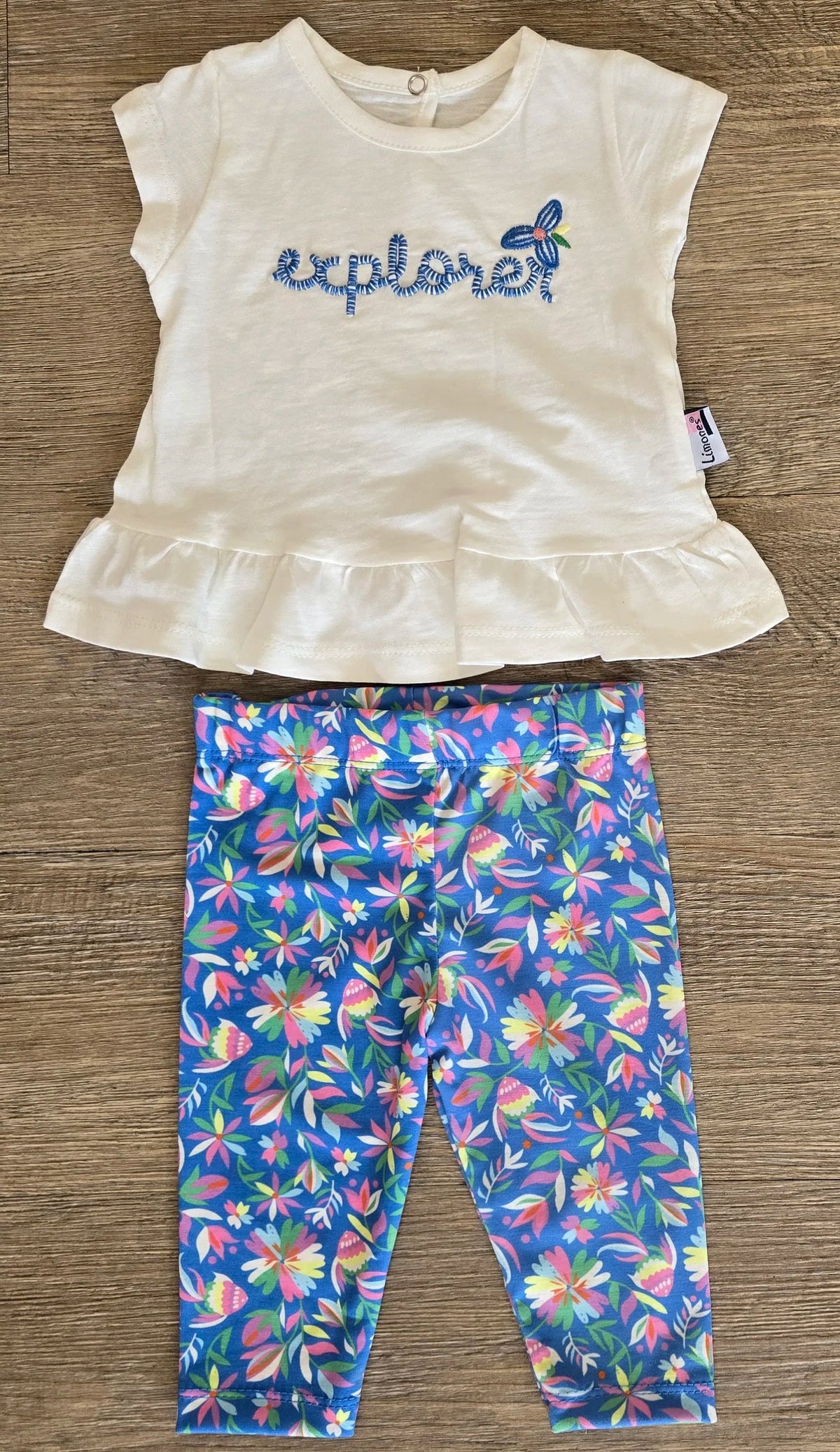 Détail tee-shirt bébé fille motif Explorer
