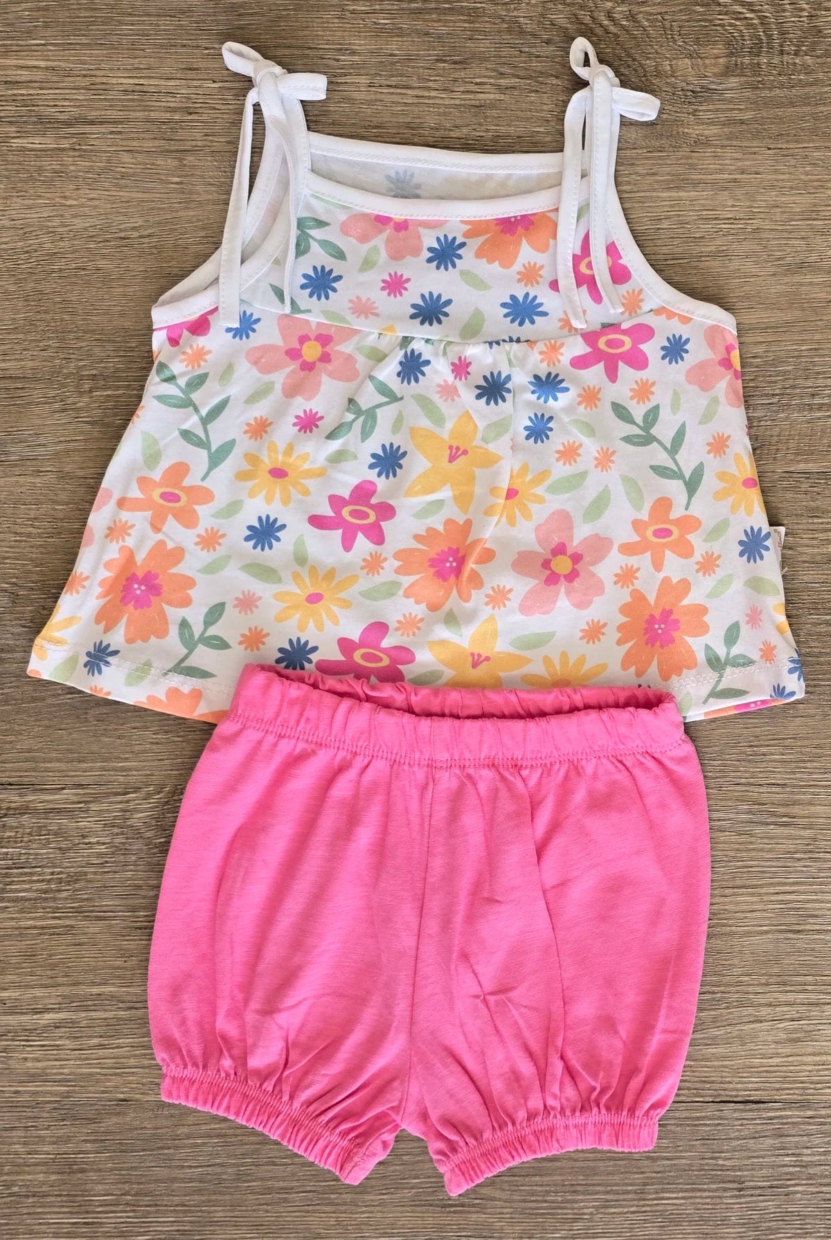Détail ensemble bébé fille fleuri débardeur short