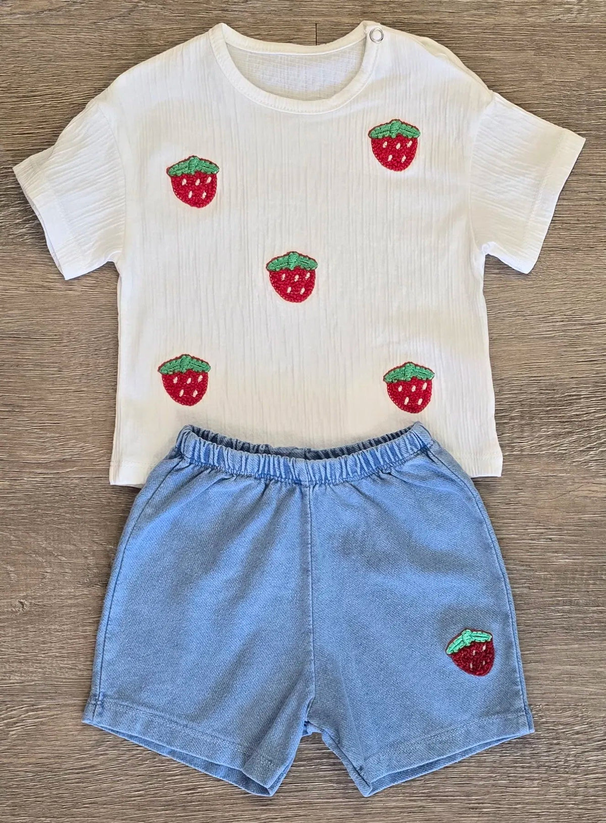 Tee-shirt bébé fille motif fraises et short bleu effet denim