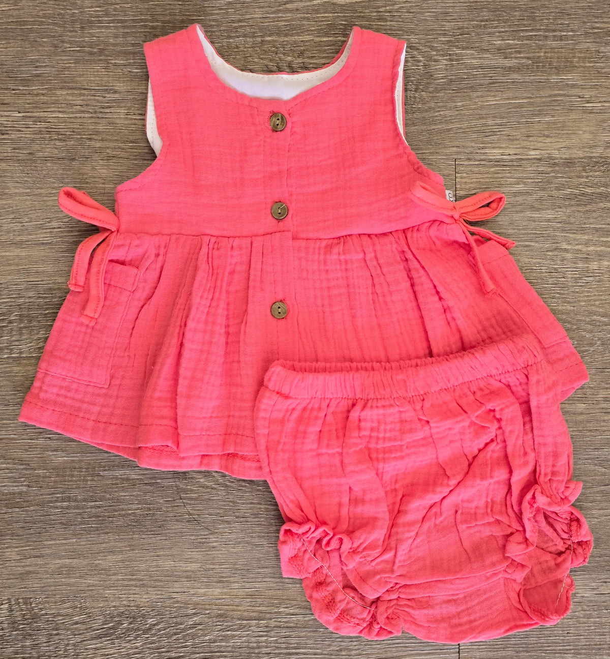 Détail ensemble bébé fille fuchsia deux pièces