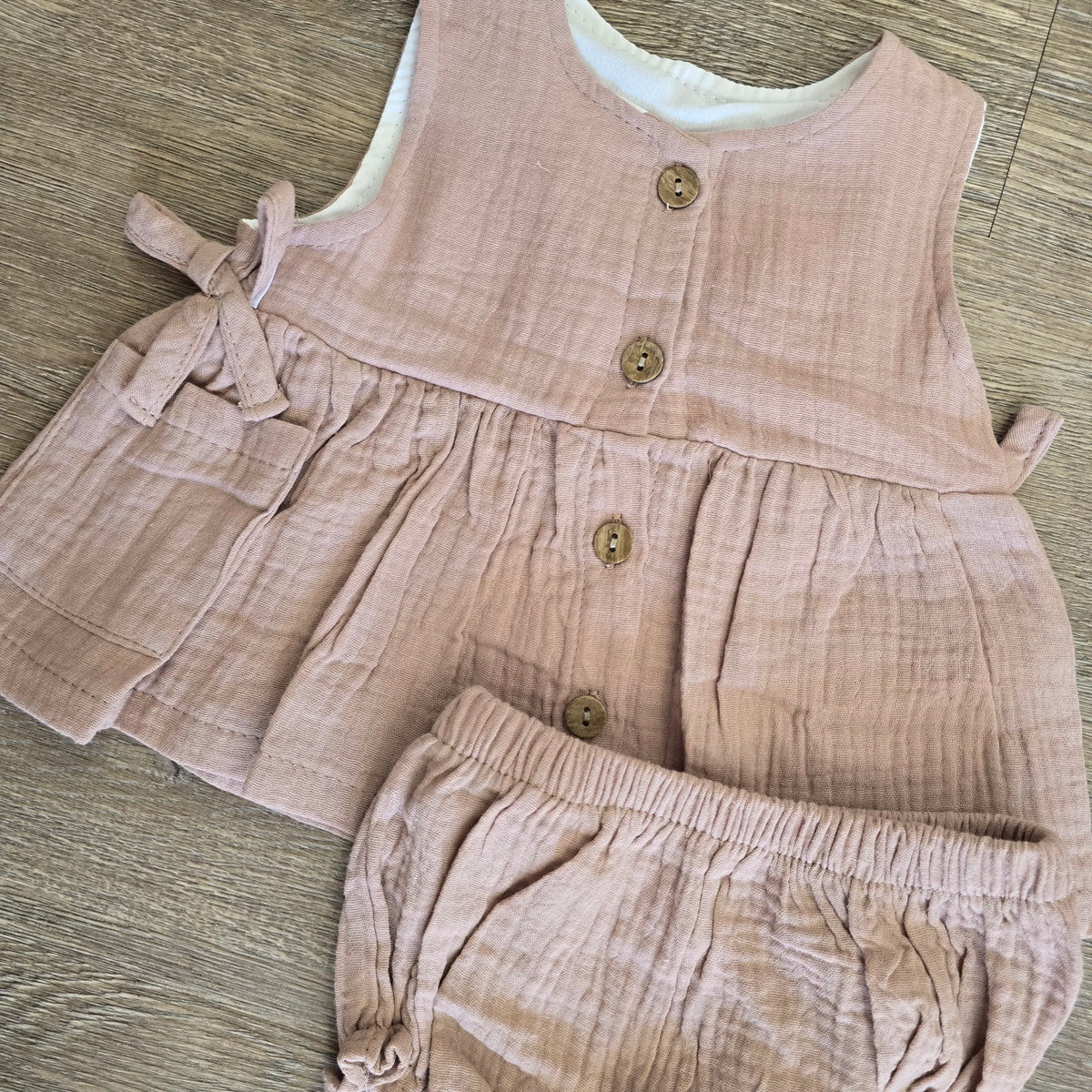 Détail haut et bloomer bébé fille fuchsia