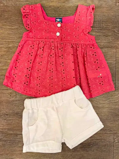 Ensemble bébé fille haut fuchsia en dentelle ajourée et short blanc