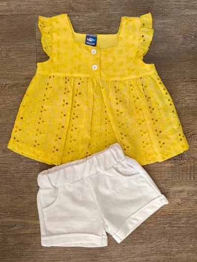 Ensemble bébé fille haut jaune en dentelle ajourée et short blanc