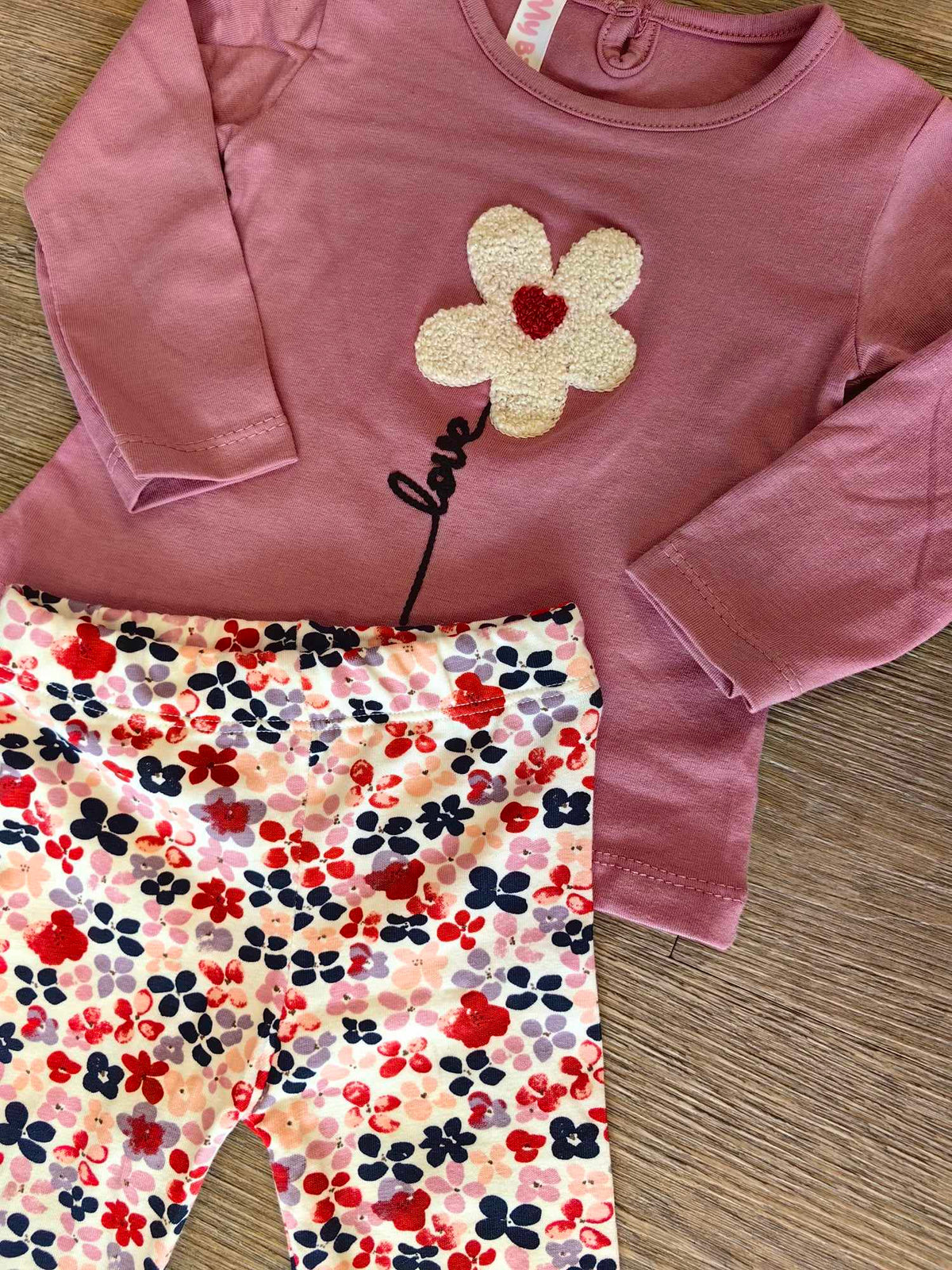 Détail ensemble bébé fille haut rose et legging fleuri - All for Kids