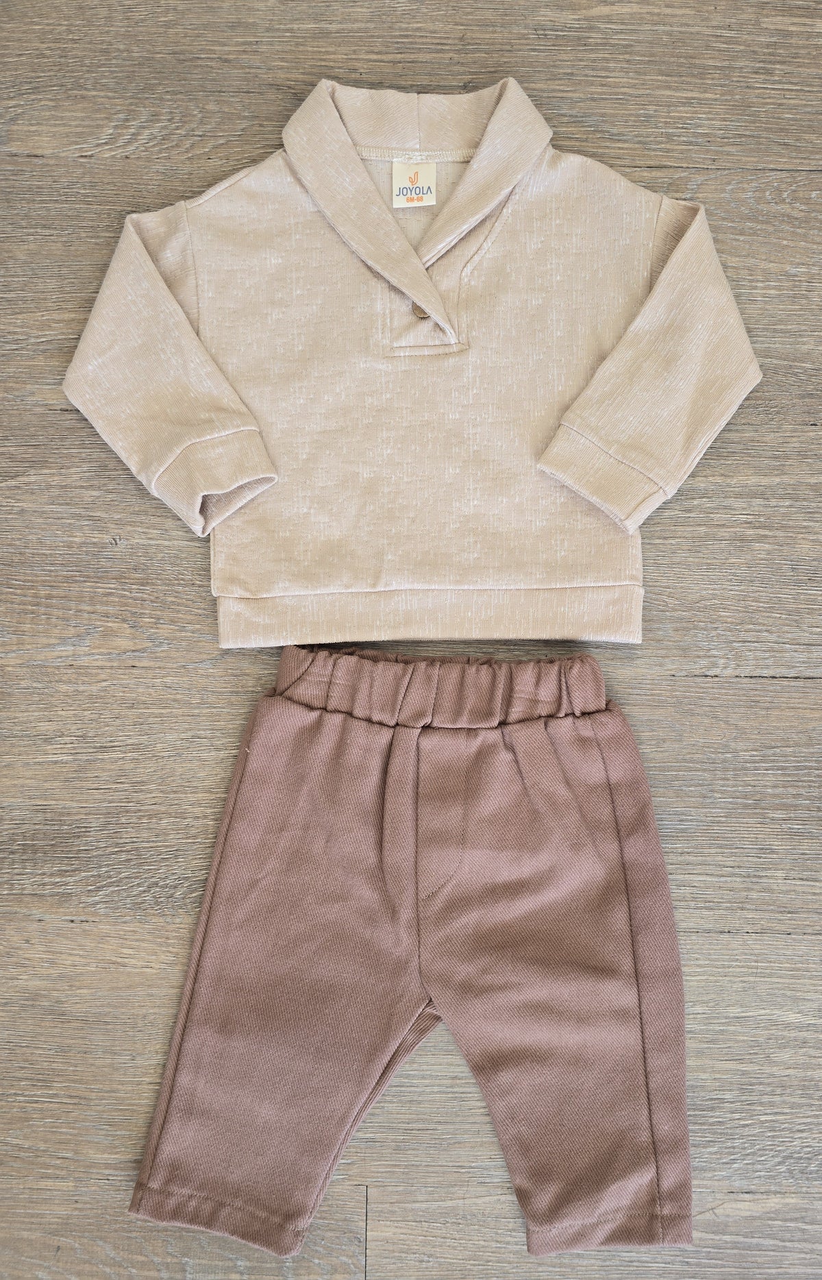 Détail ensemble bébé garçon beige en coton 6 à 18 mois