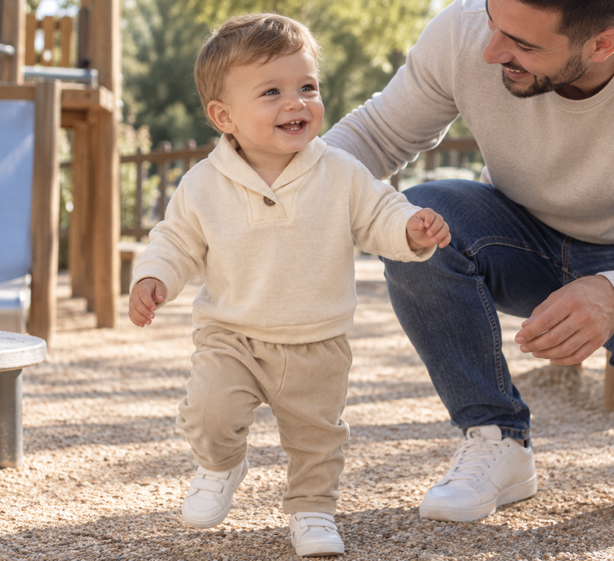 Bébé portant l’ensemble garçon beige 2 pièces en coton 6 à 18 mois