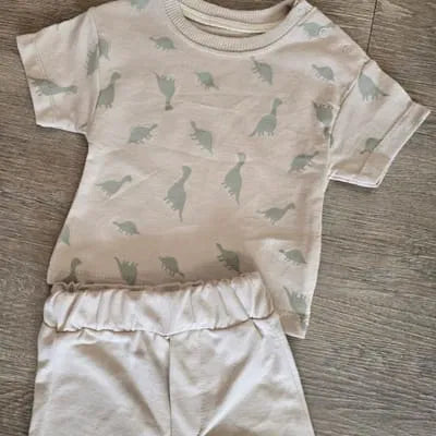 Ensemble bébé garçon beige à motifs dinosaures tee-shirt et short