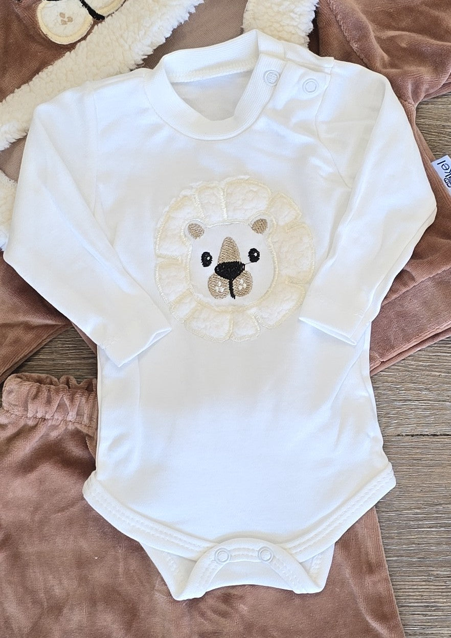 Détail du body et du pantalon de l’ensemble bébé garçon lion 3 pièces