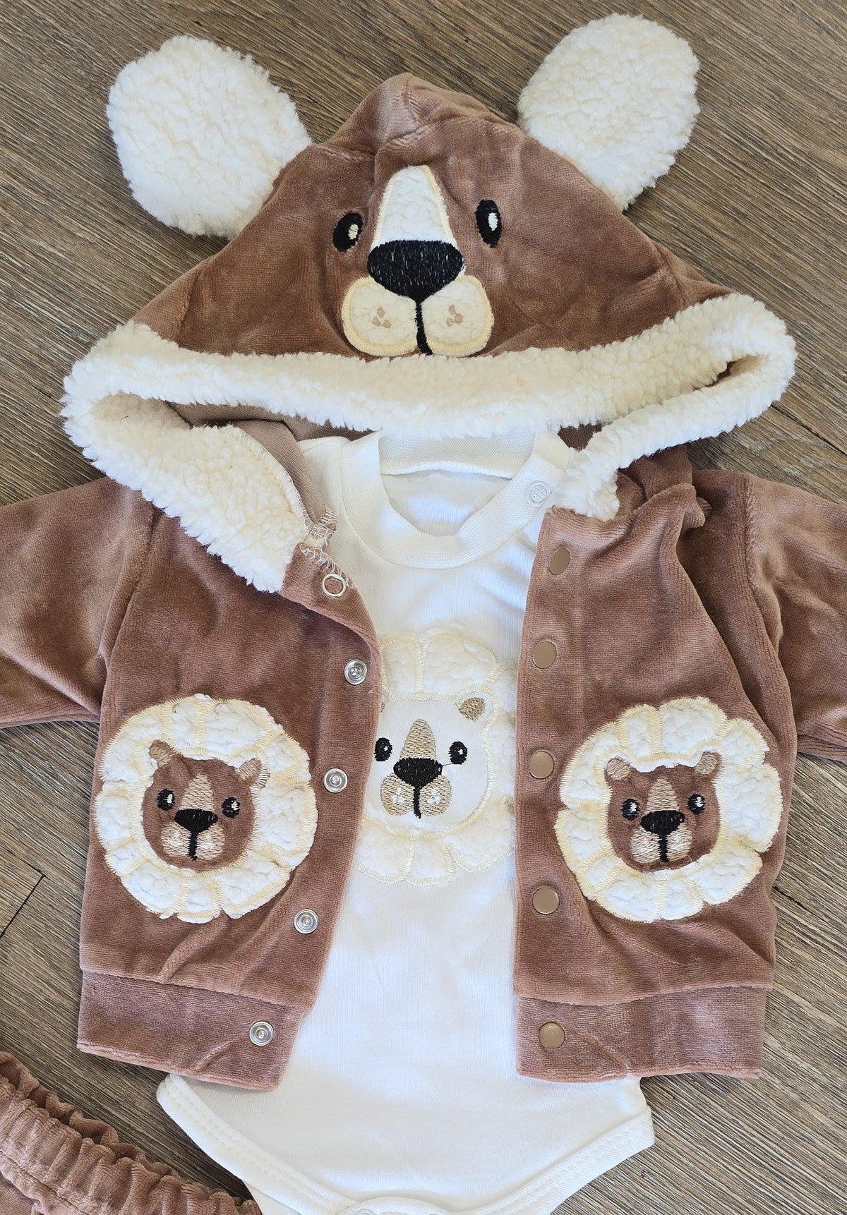 Détail de la veste à capuche motif lion de l’ensemble bébé garçon
