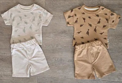 Ensemble bébé garçon marron à motifs dinosaures avec short assorti