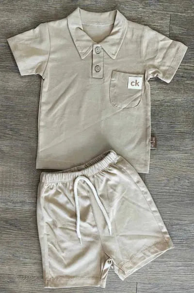 Détail ensemble bébé garçon polo et short en coton