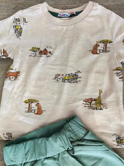 Détail t-shirt savane ensemble bébé garçon