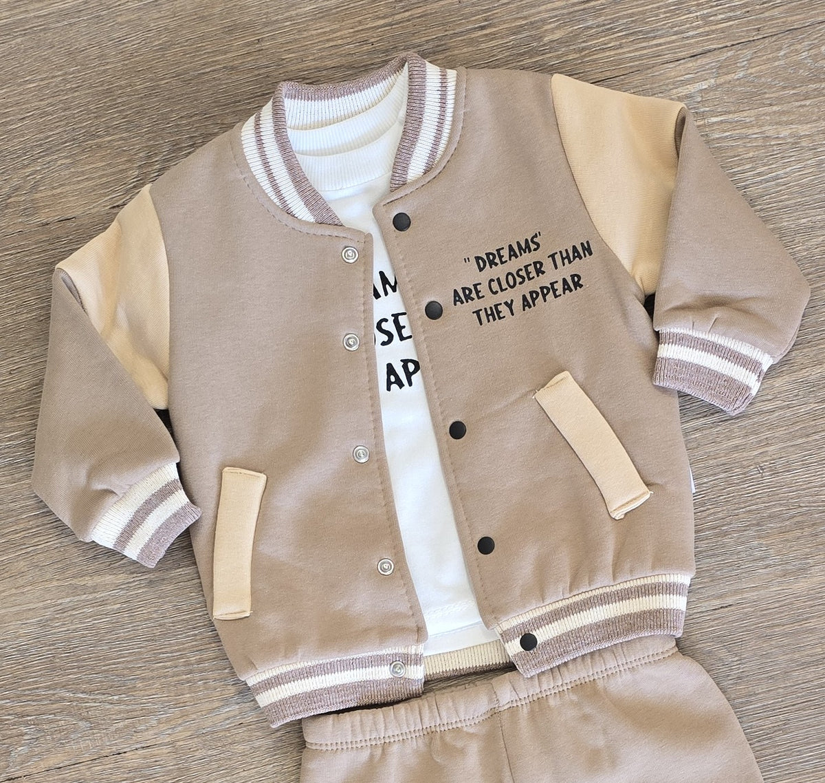 Détail de l’ensemble bébé garçon teddy avec t-shirt manches longues