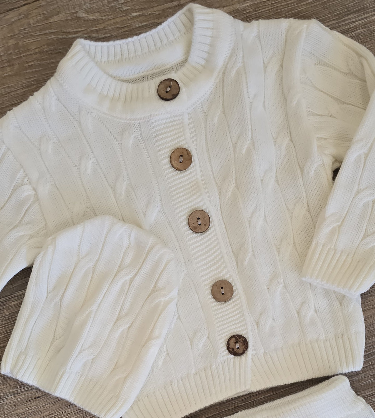 Détail ensemble bébé laine écru 3 pièces 3 à 9 mois