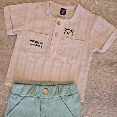 Détail ensemble garçon chemisette beige et short vert