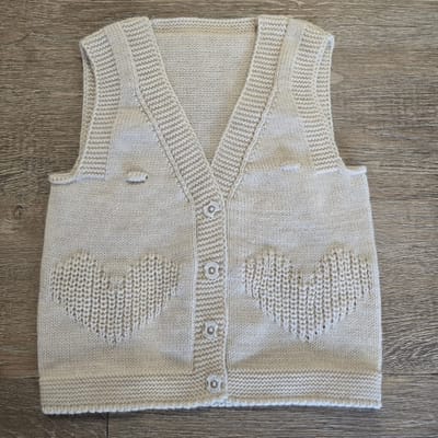 Gilet coton fille beige sans manches dernière taille 4 ans motif cœur ref 1006 ALL FOR KIDS