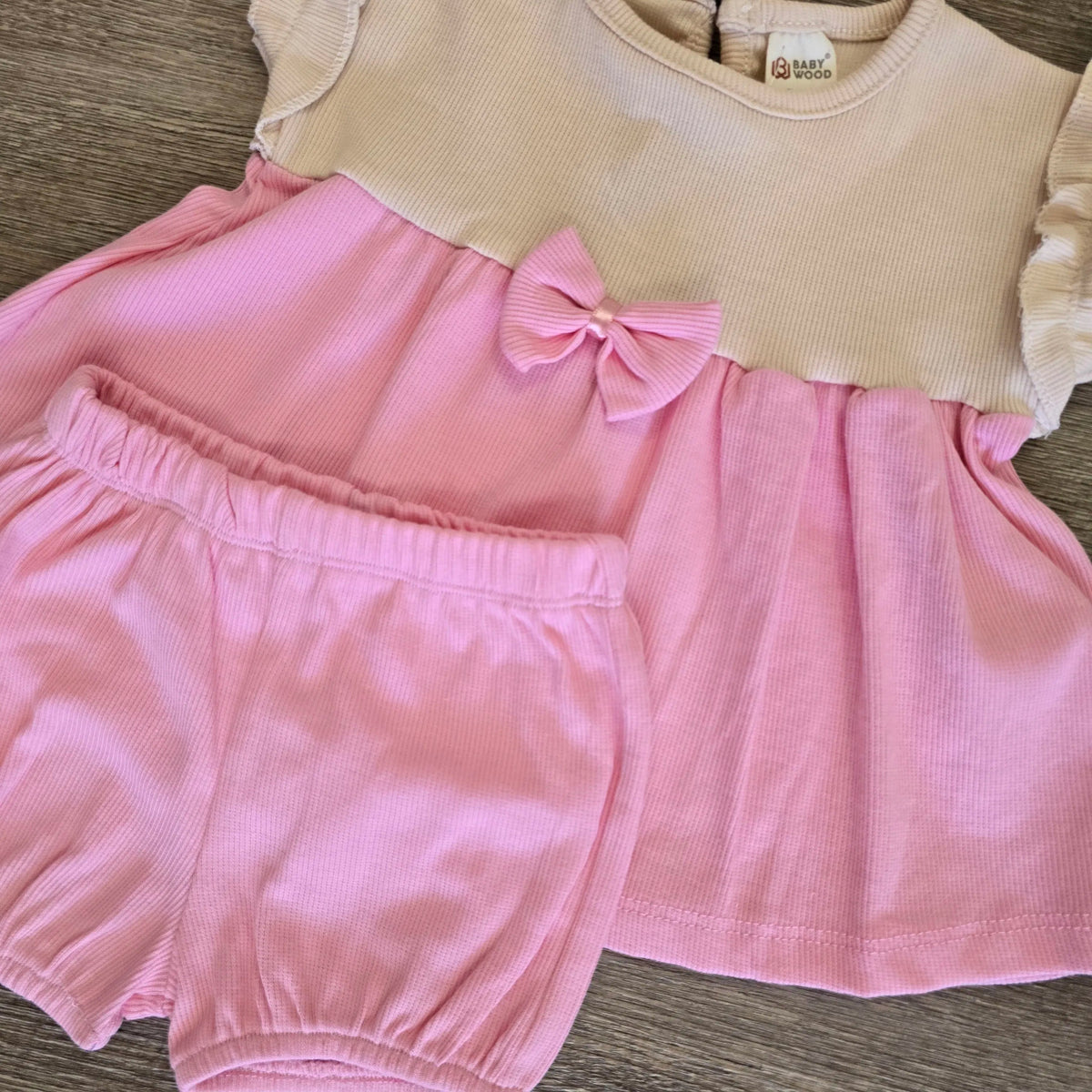 Haut beige et rose à volants avec short bouffant bébé fille