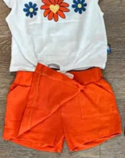 Haut blanc bébé fille à volants et fleurs brodées avec jupe-short corail