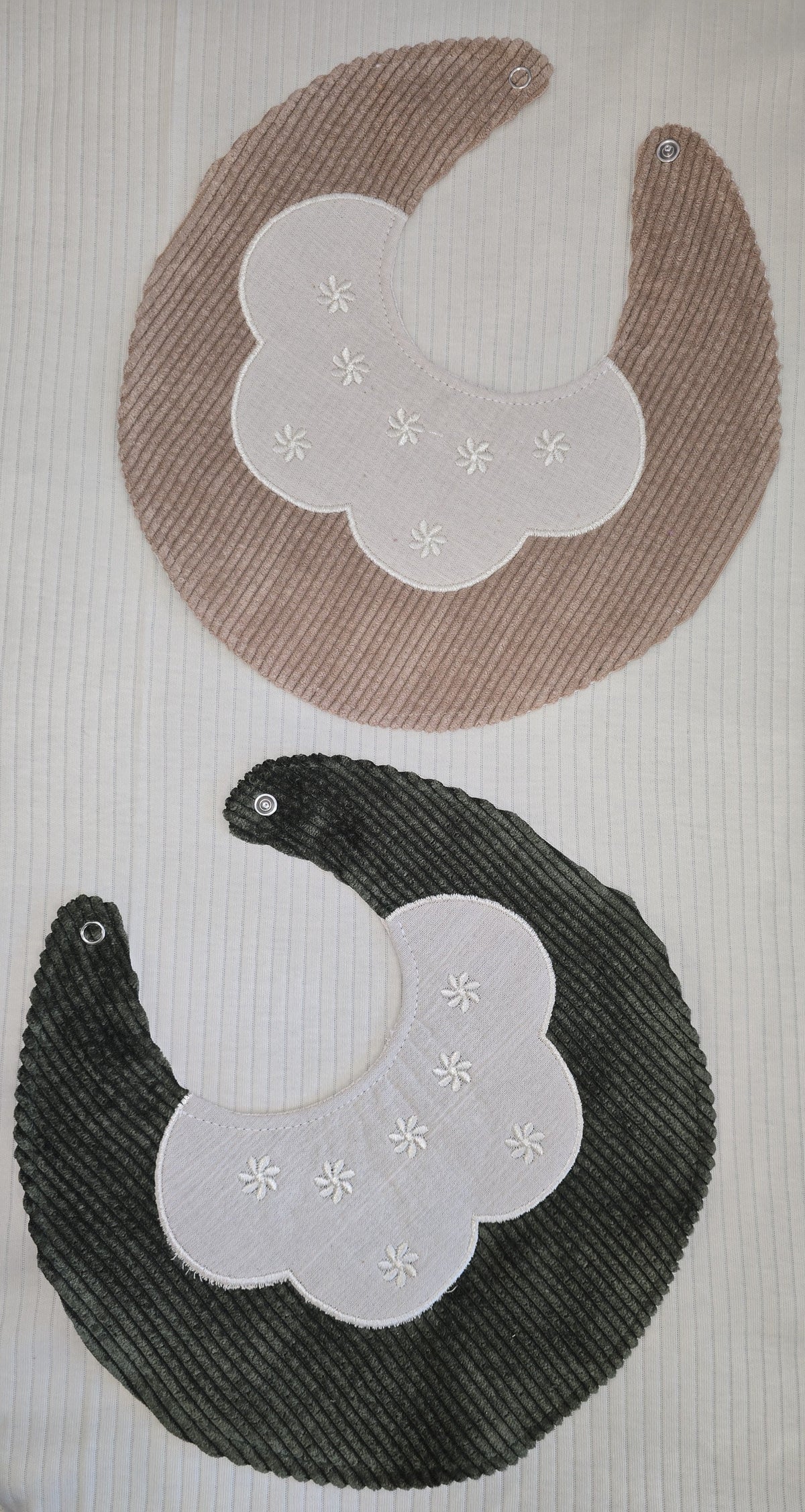 Lot de 2 bavoirs bébé en coton côtelé beige et kaki avec col brodé