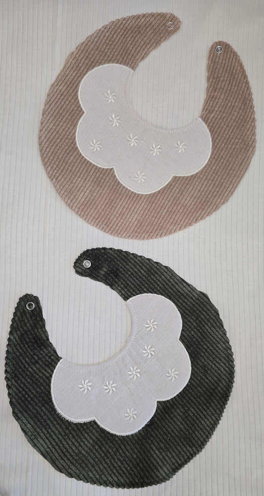 Lot de 2 bavoirs bébé en coton côtelé beige et kaki avec col brodé