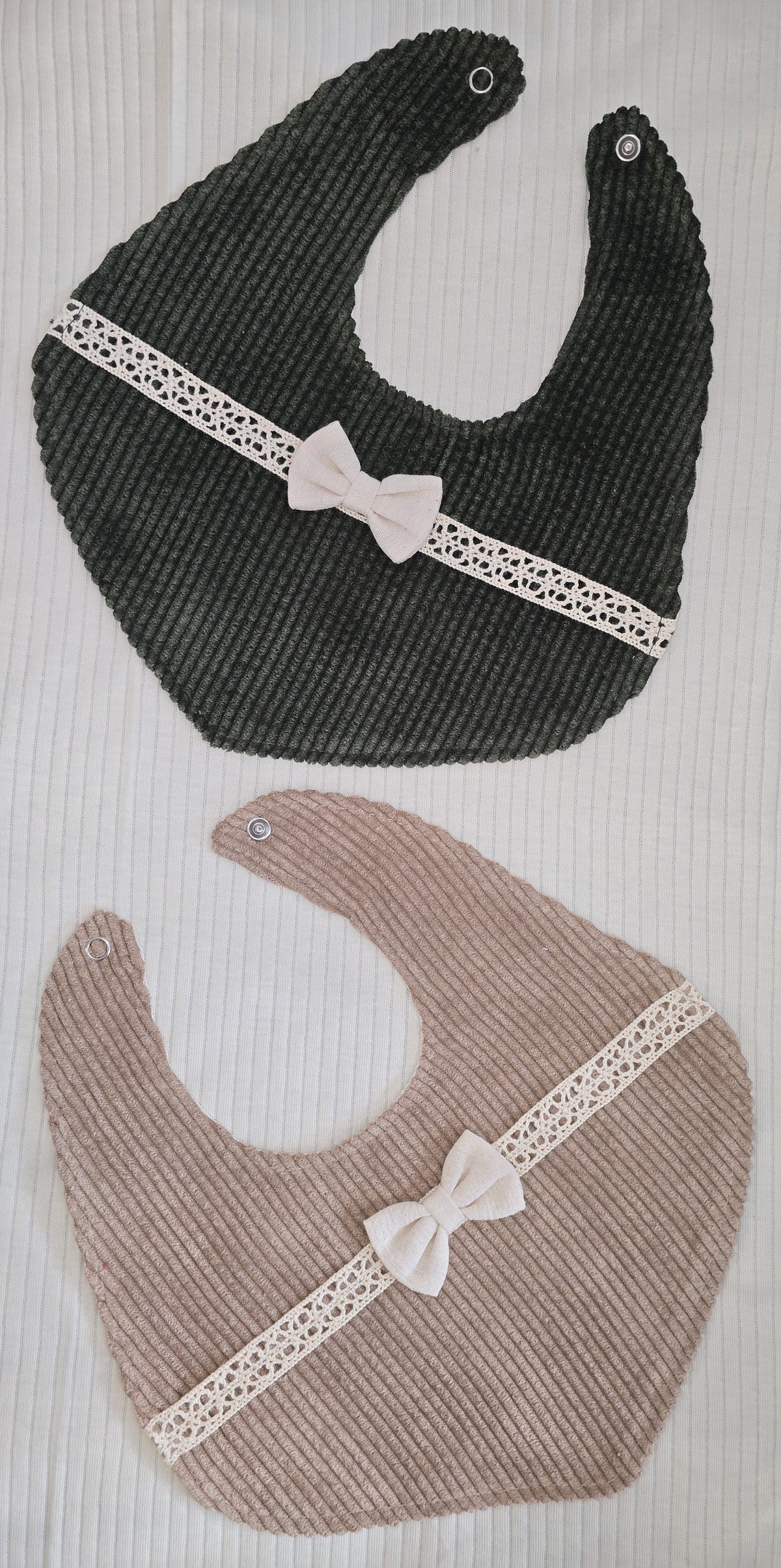 Lot de 2 bavoirs bébé en coton côtelé beige et kaki avec nœud