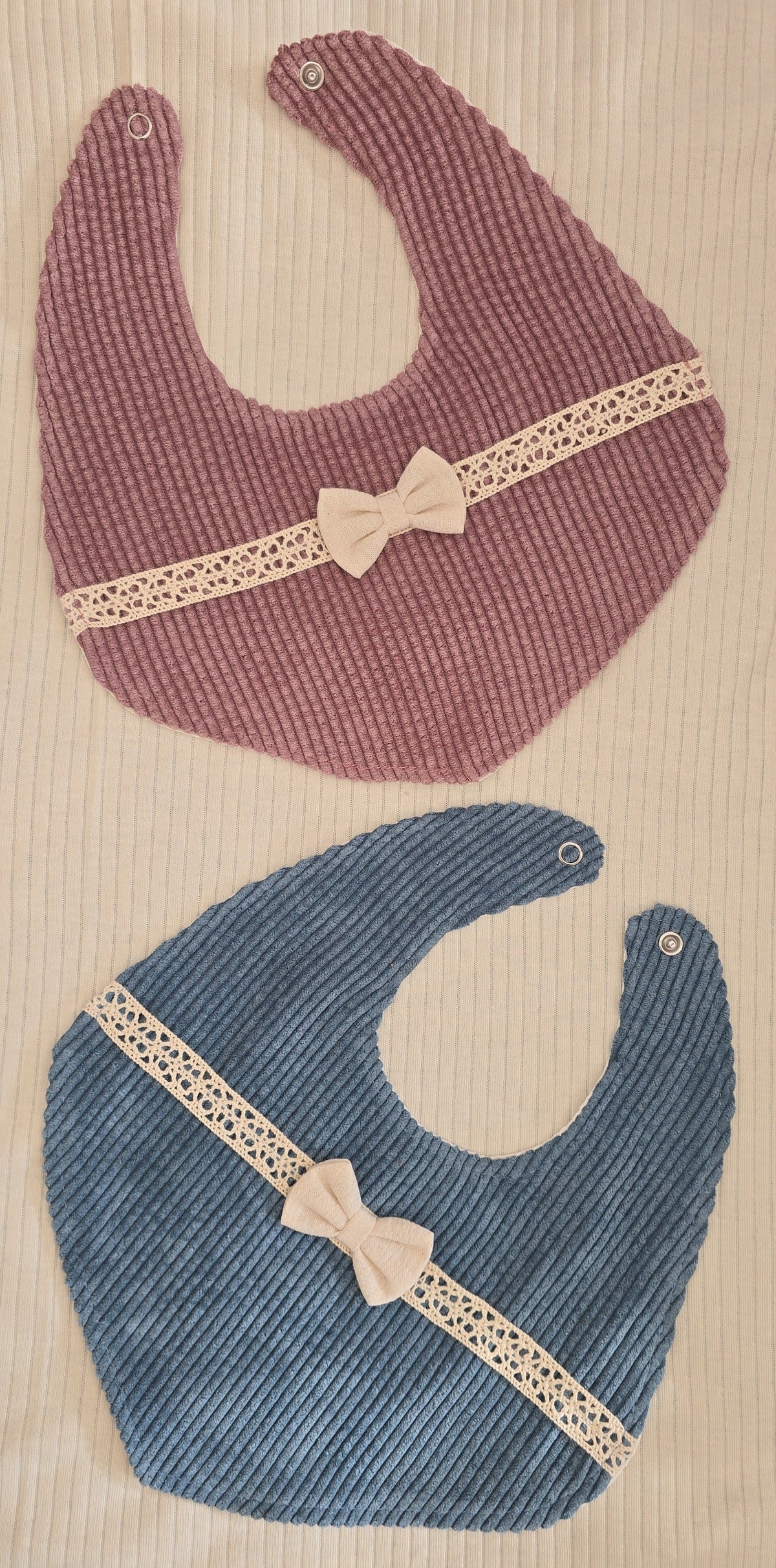 Lot de 2 bavoirs bébé en coton côtelé bleu et rose avec nœud