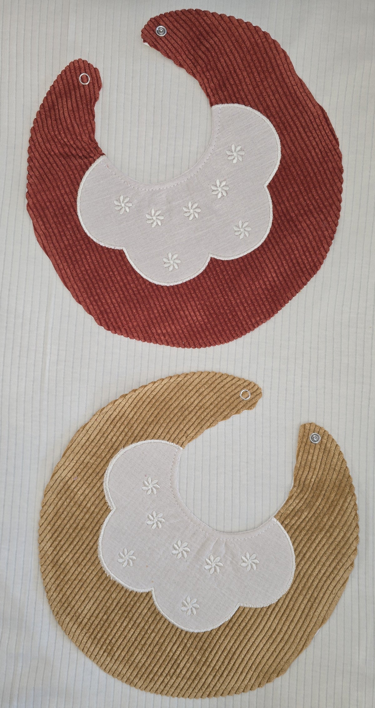 Lot de 2 bavoirs bébé en coton côtelé marron et terracotta avec col brodé