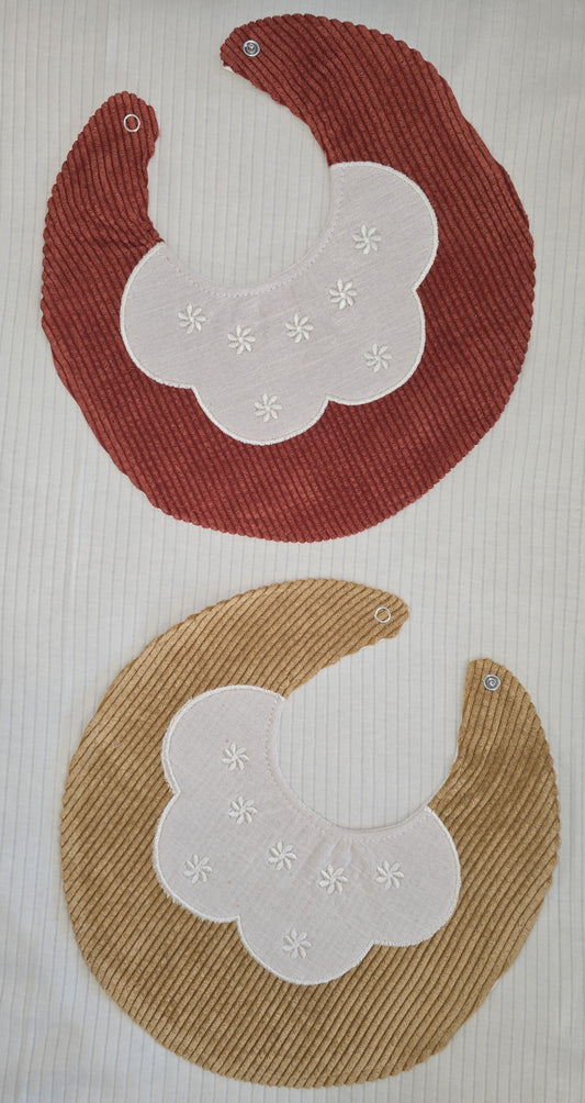 Lot de 2 bavoirs bébé en coton côtelé marron et terracotta avec col brodé