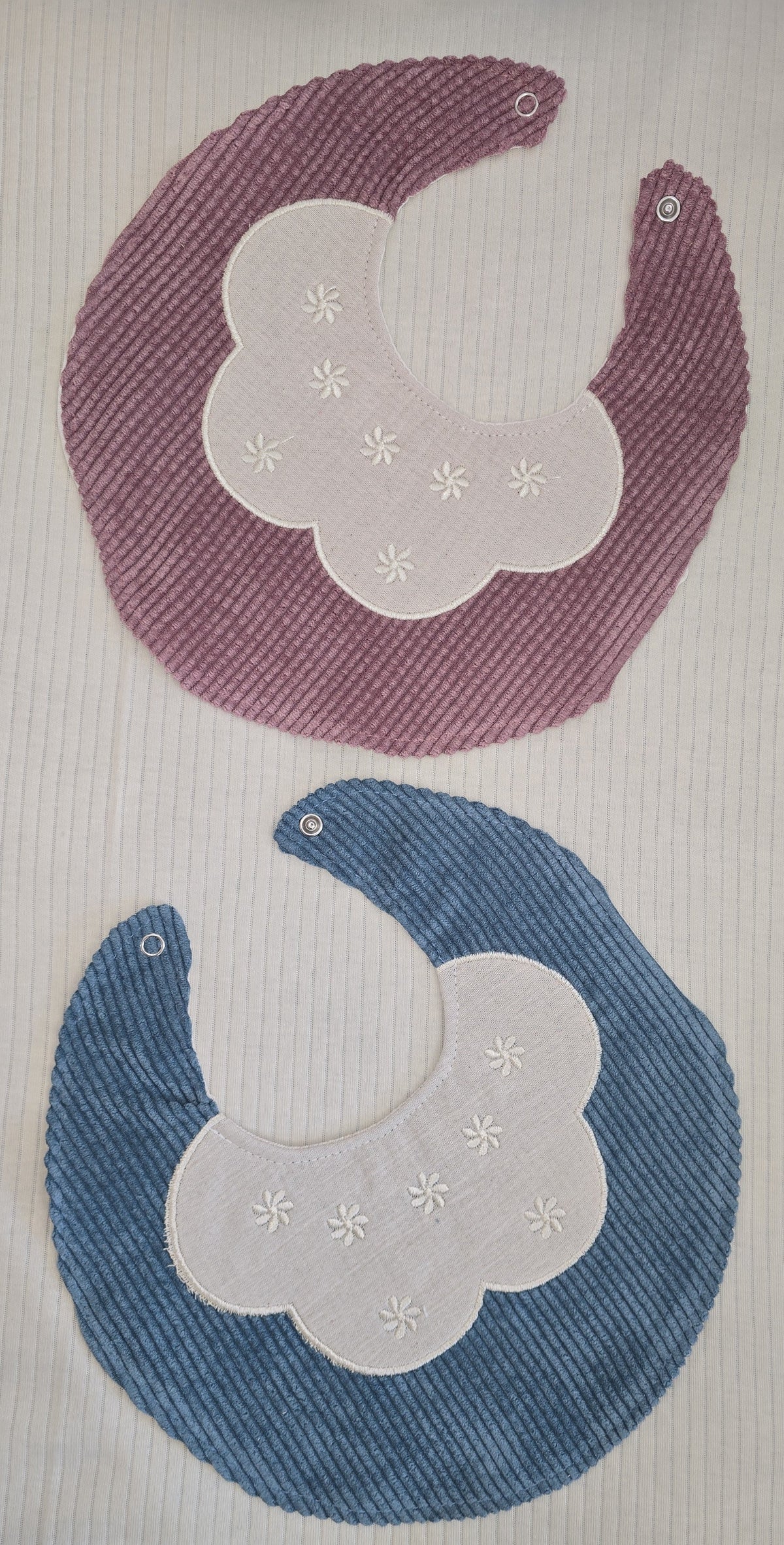 Lot de 2 bavoirs bébé en coton côtelé vieux rose et bleu avec col brodé