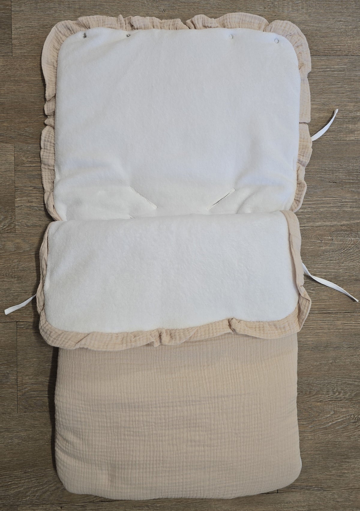 Détail nid d’ange bébé beige pour poussette