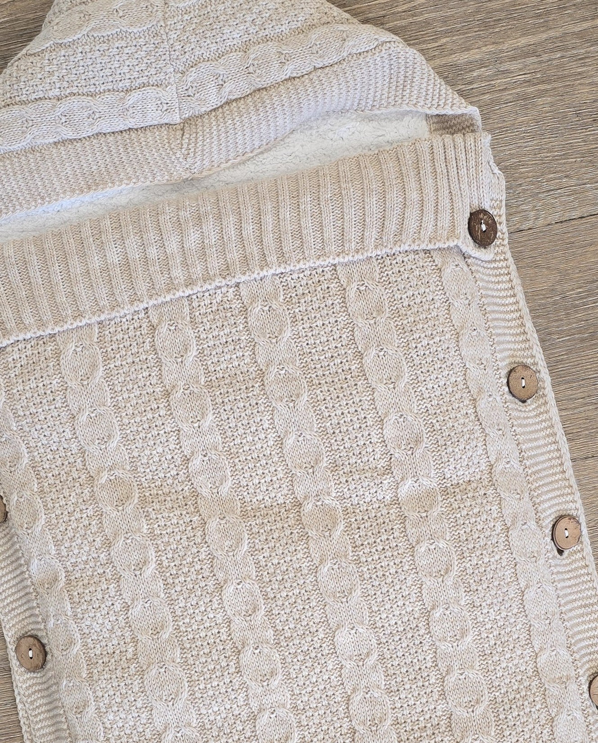 Détail boutons nid d’ange bébé en laine beige