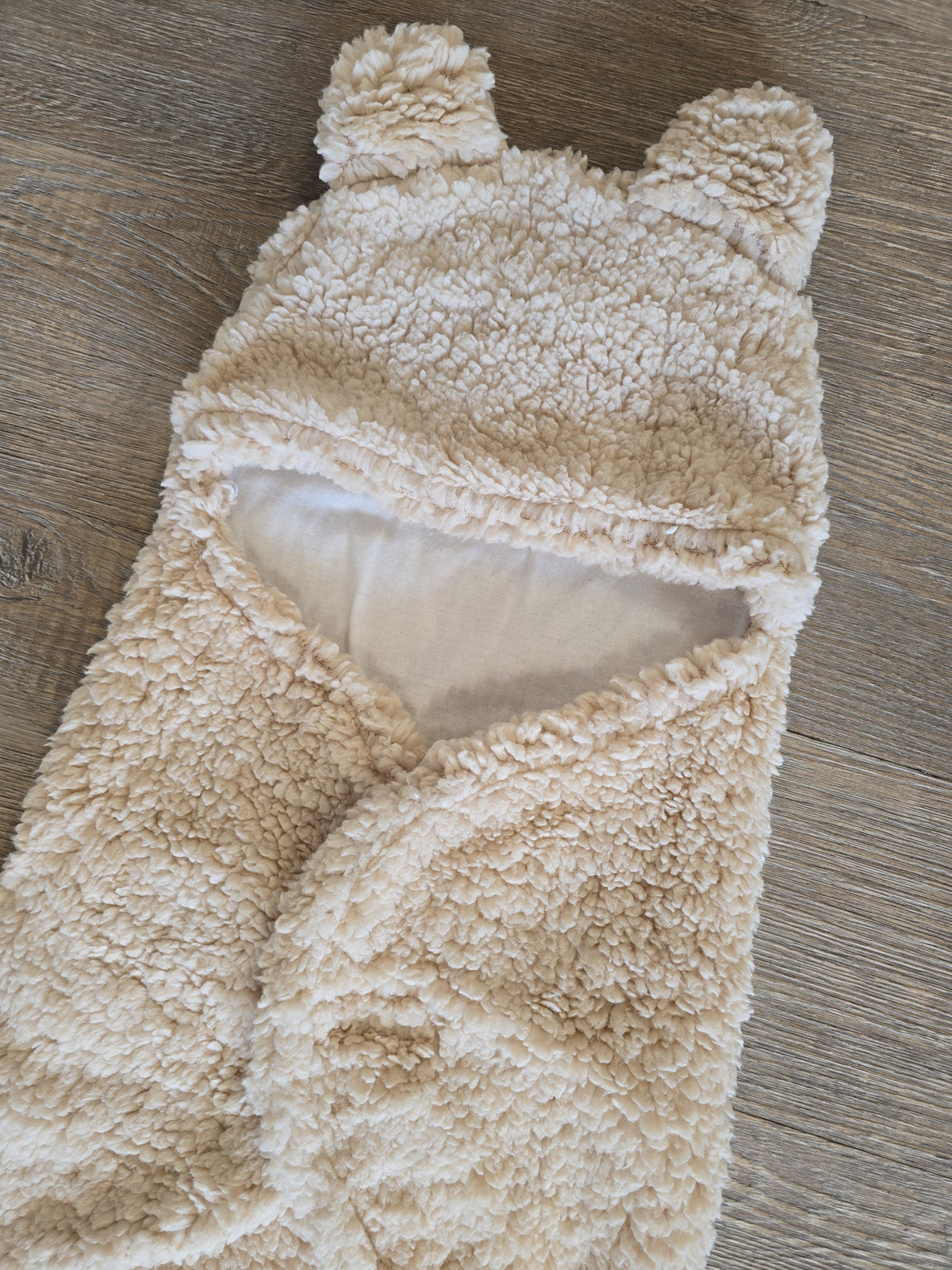 Détail nid d’ange bébé ourson en sherpa beige
