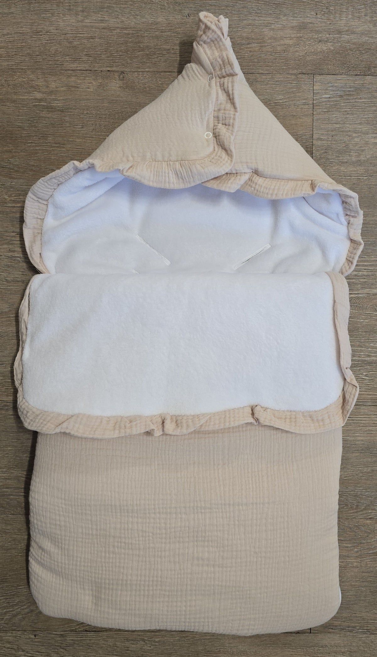 Nid d’ange bébé beige avec capuche et volants en coton