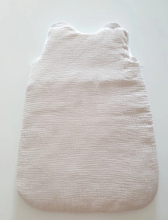 Détail nid d’ange bébé beige en gaze de coton