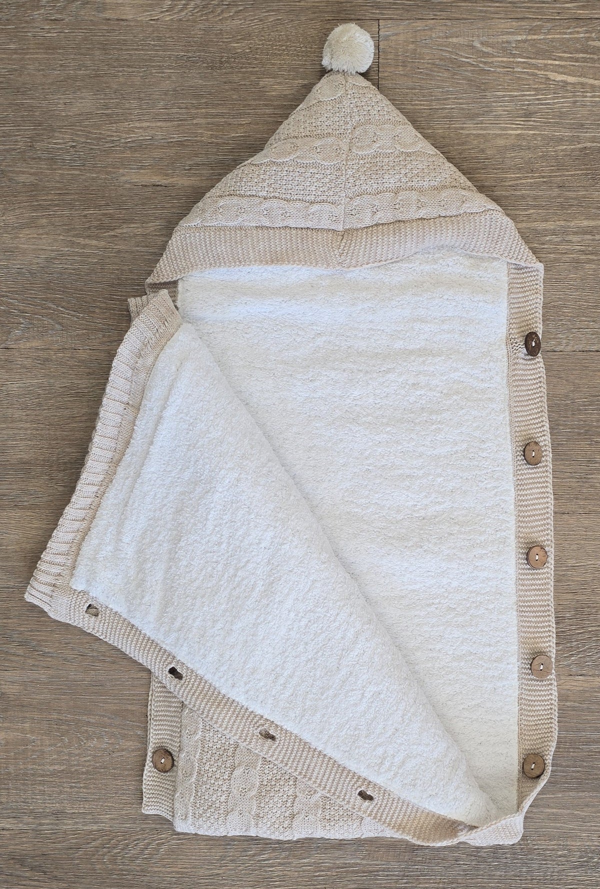 Détail maille nid d’ange bébé en laine beige
