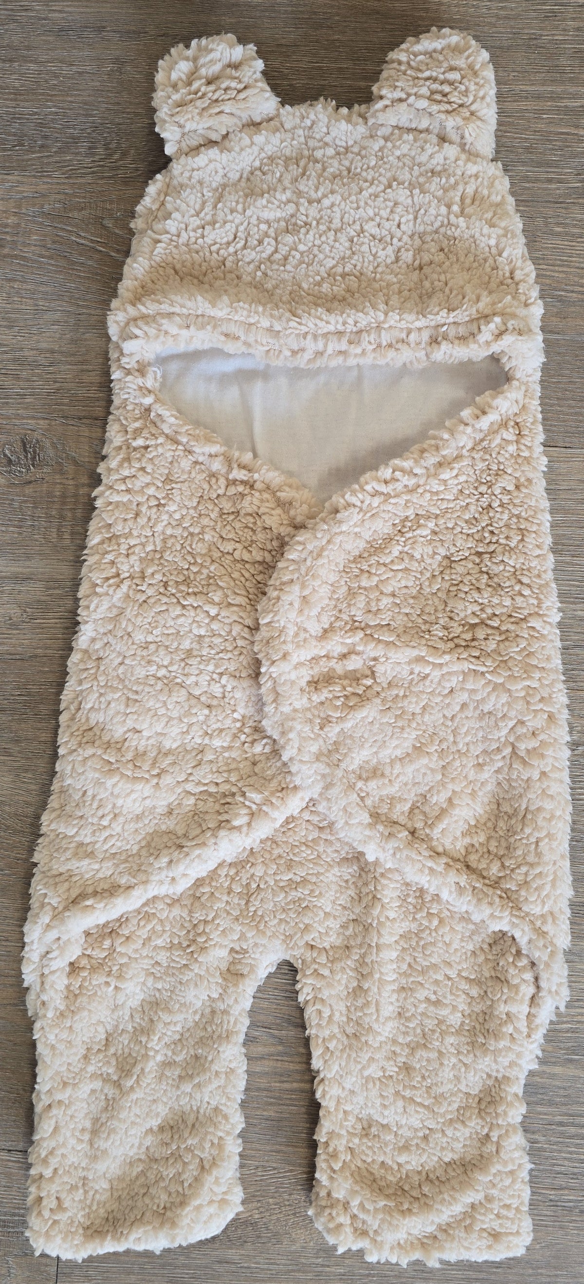 Nid d’ange bébé ourson sherpa beige avec capuche