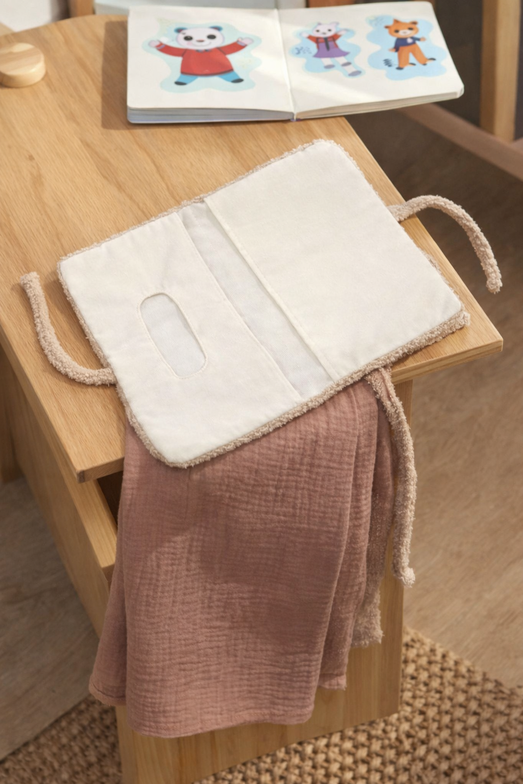 Détail protège-lingettes bébé brodé ours