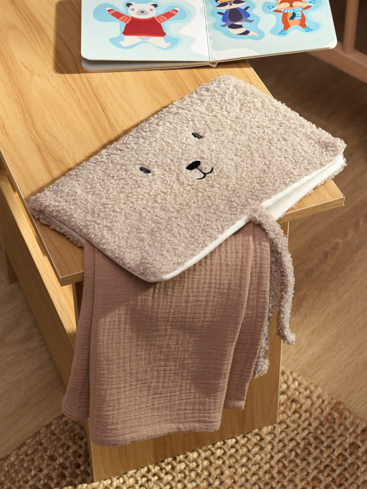 Protège-lingettes bébé marron brodé ours