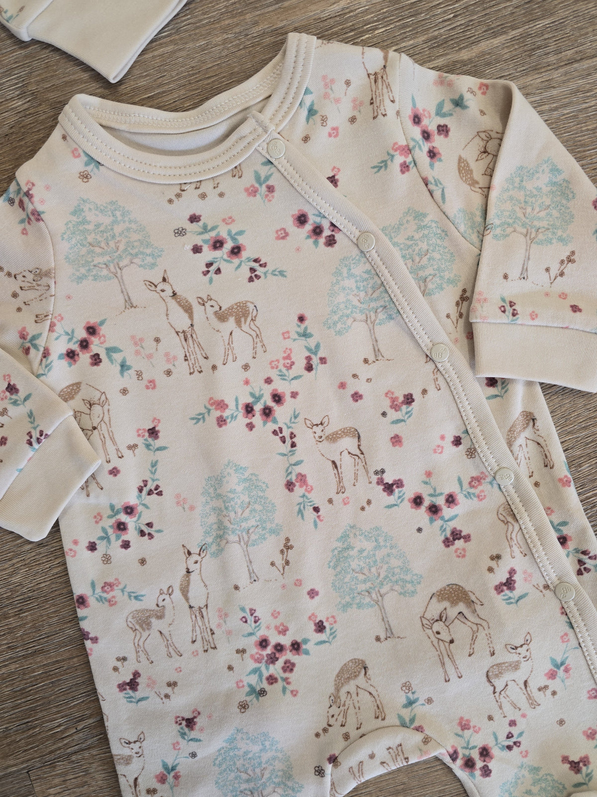 Pyjama bébé fille faons et fleurs avec bonnet 100 % coton – détail